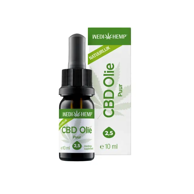 Een flesje CBD Olie Puur 2,5% van Wedihemp, met een milde smaak en een druppelaar, staat naast de verpakking met groen design.
