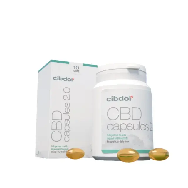 Een flesje met het label "Cibdol 2.0 - 5% CBD capsules (8.3 mg CBD - 60 stuks)" staat voor de bijbehorende verpakking, met drie capsules op de voorkant.