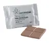 een chocoladereep naast een pakje melkchocolade. miniatuur